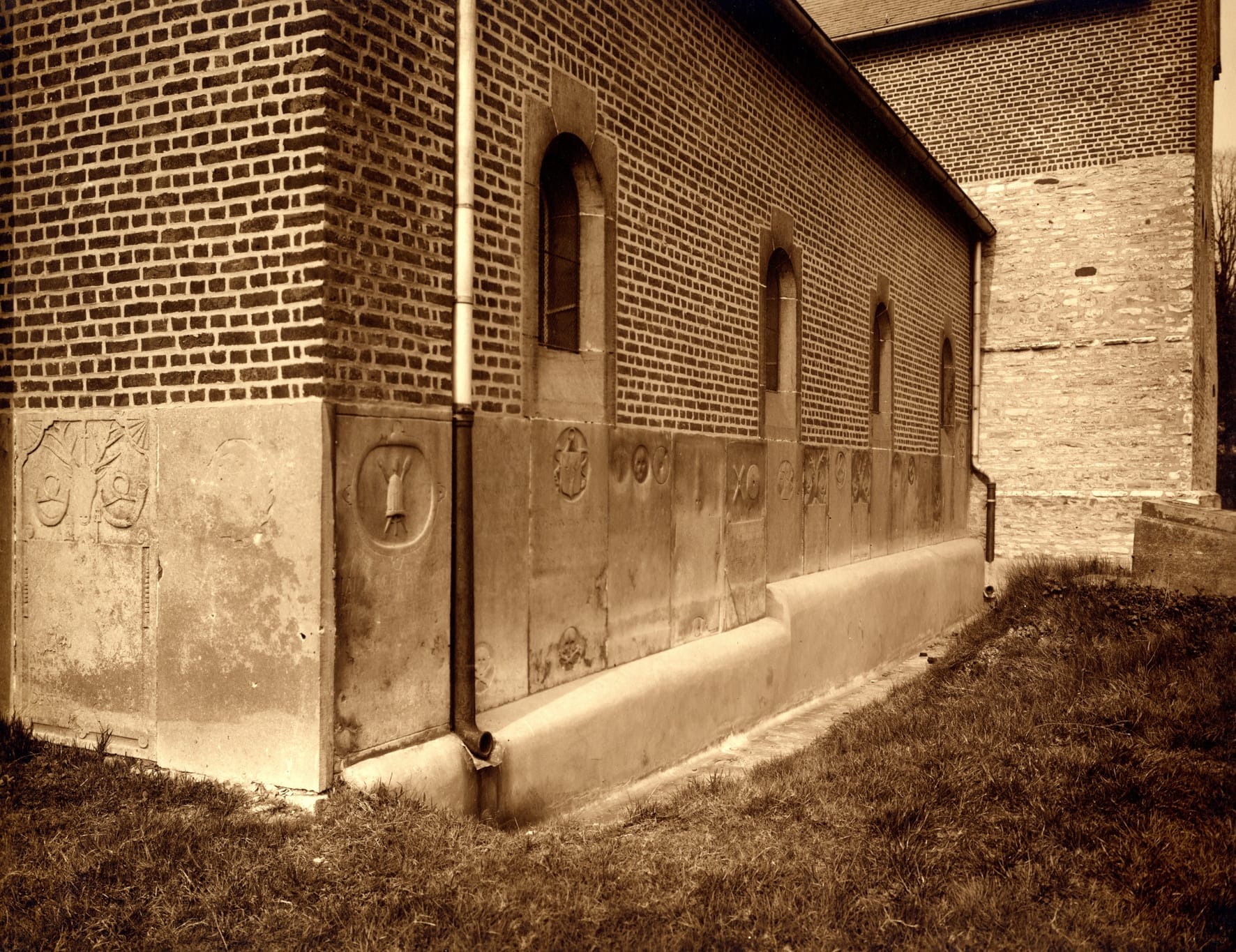 Eglise de Watermael - Pierres tombales fixées sur les murs, photo R. Nevens vers 1960.