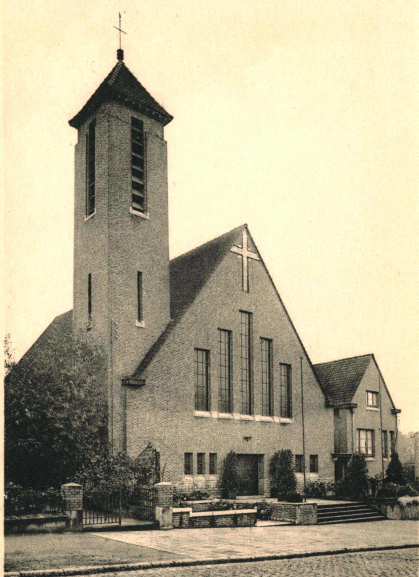 L'église Sainte-Croix construite en 1937 - Carte postale, années 1960.