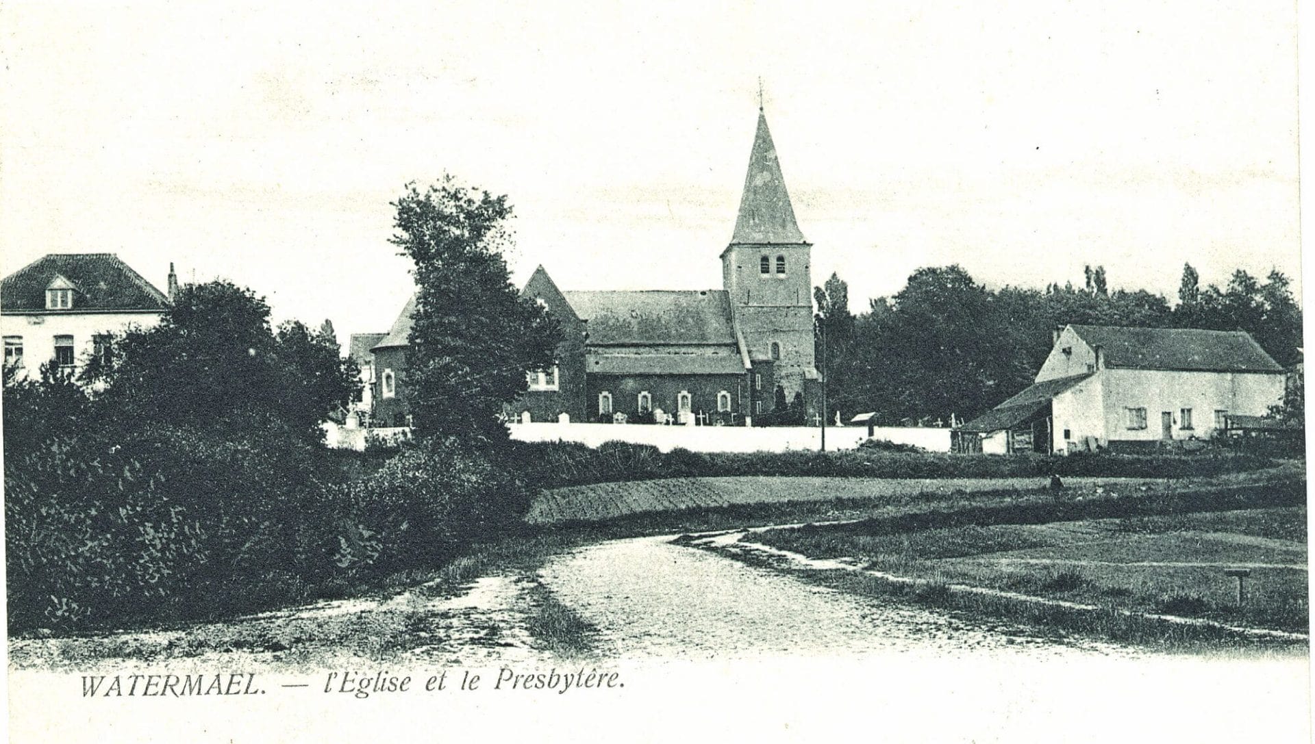 L'église Saint-Clément et son cimetière entre le presbytère, à gauche, et la ferme Penninckx, à droite - Carte postale, vers 1905.