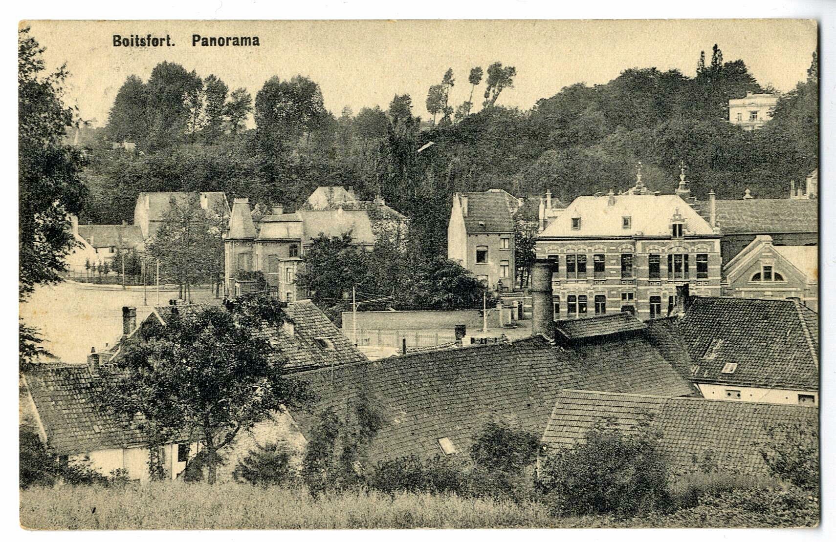 A l'avant-plan, la brasserie Frémineur avec sa cheminée vue des hauteurs du Grand Veneur. Devant, les écoles communales de Boitsfort Centre - Carte postale, années 1920.