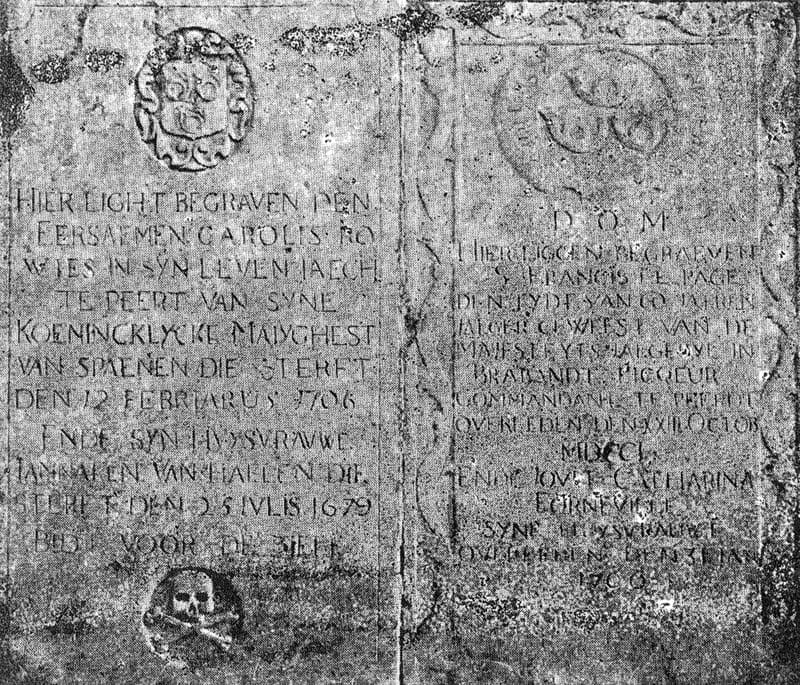 Pierres tombales de deux veneurs, Carolus Rowies et Francis Le Page, accolées à un mur de l'église Saint-Clément à Watermael - Photo IRPA.