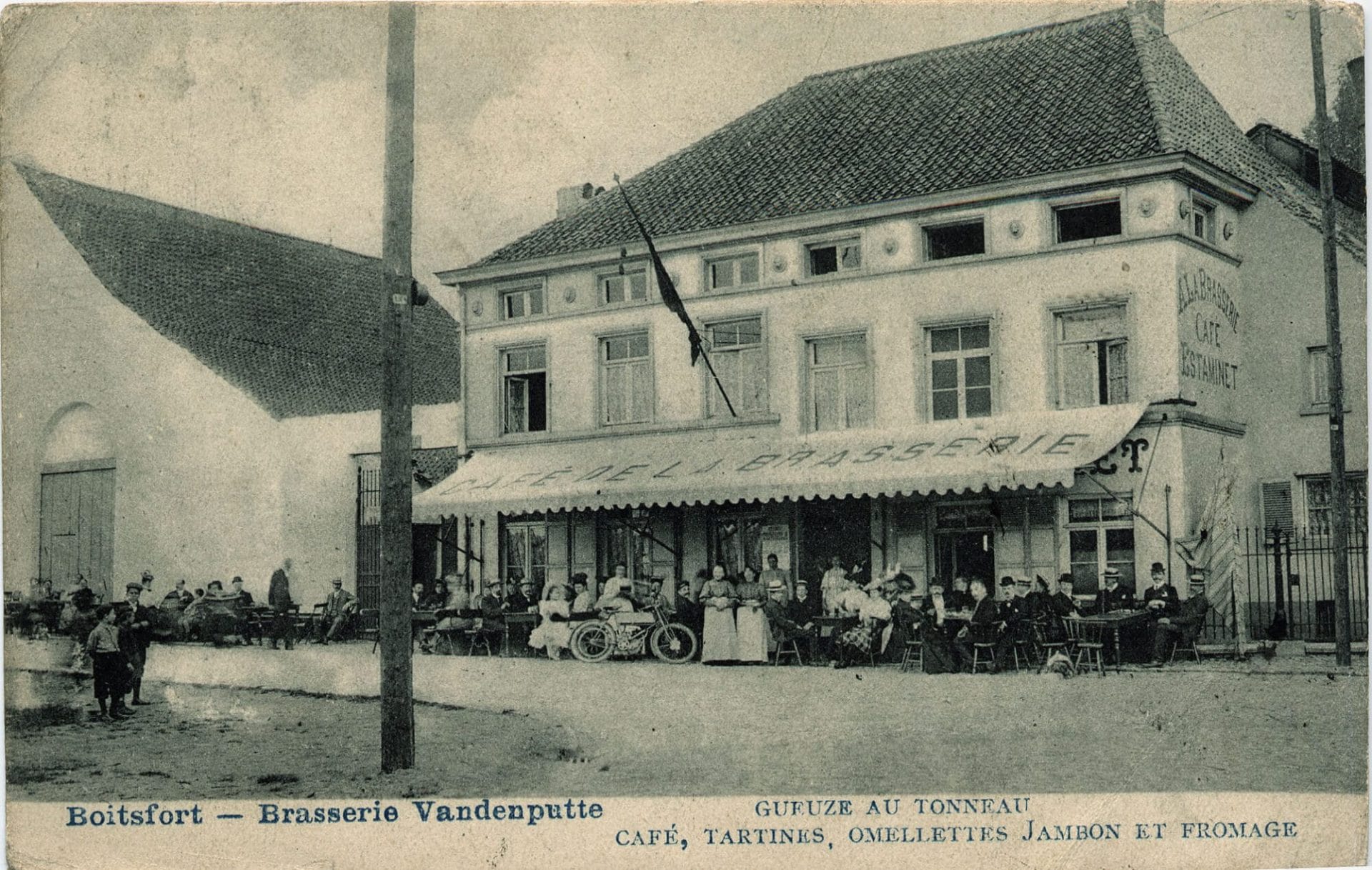 Le café de la Brasserie exploité par Vandenputte. A gauche, la grange. Les bâtiments de la brasserie ne sont pas visibles - Carte postale, vers 1905.