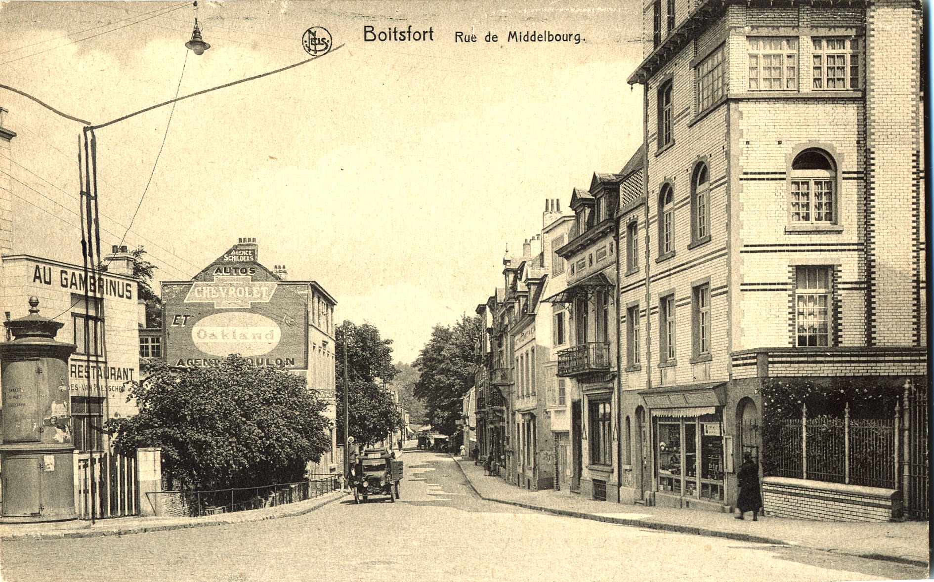 A gauche, la maison construite en 1851 à la rue Middelbourg pour servir de salle communale et d'école - CP Ed. Nels Mme Van Hoolandt, années 1930