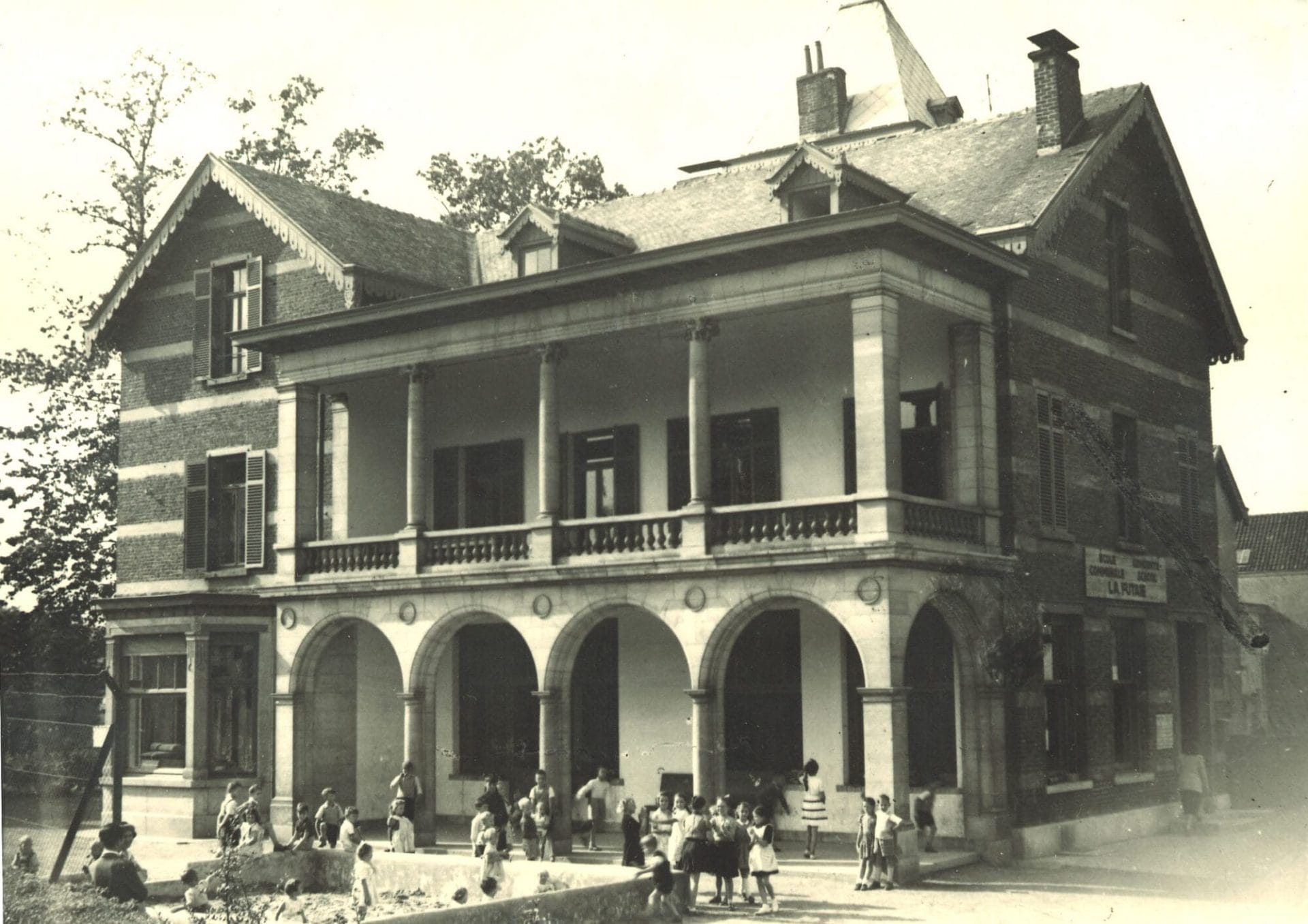 L'école de La Futaie aménagée dans le château Fontaine - Photo, années 1930