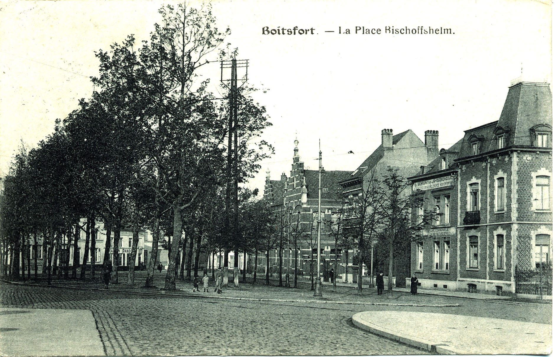 A droite de la Place A. Payfa ex-Bischoffsheim, l'école construite en 1873 pour les garçons. Elle accueille aujourd'hui l'Académie des Beaux-Arts de W-B -  CP Ed. DVD Dero, vers 1900-1910