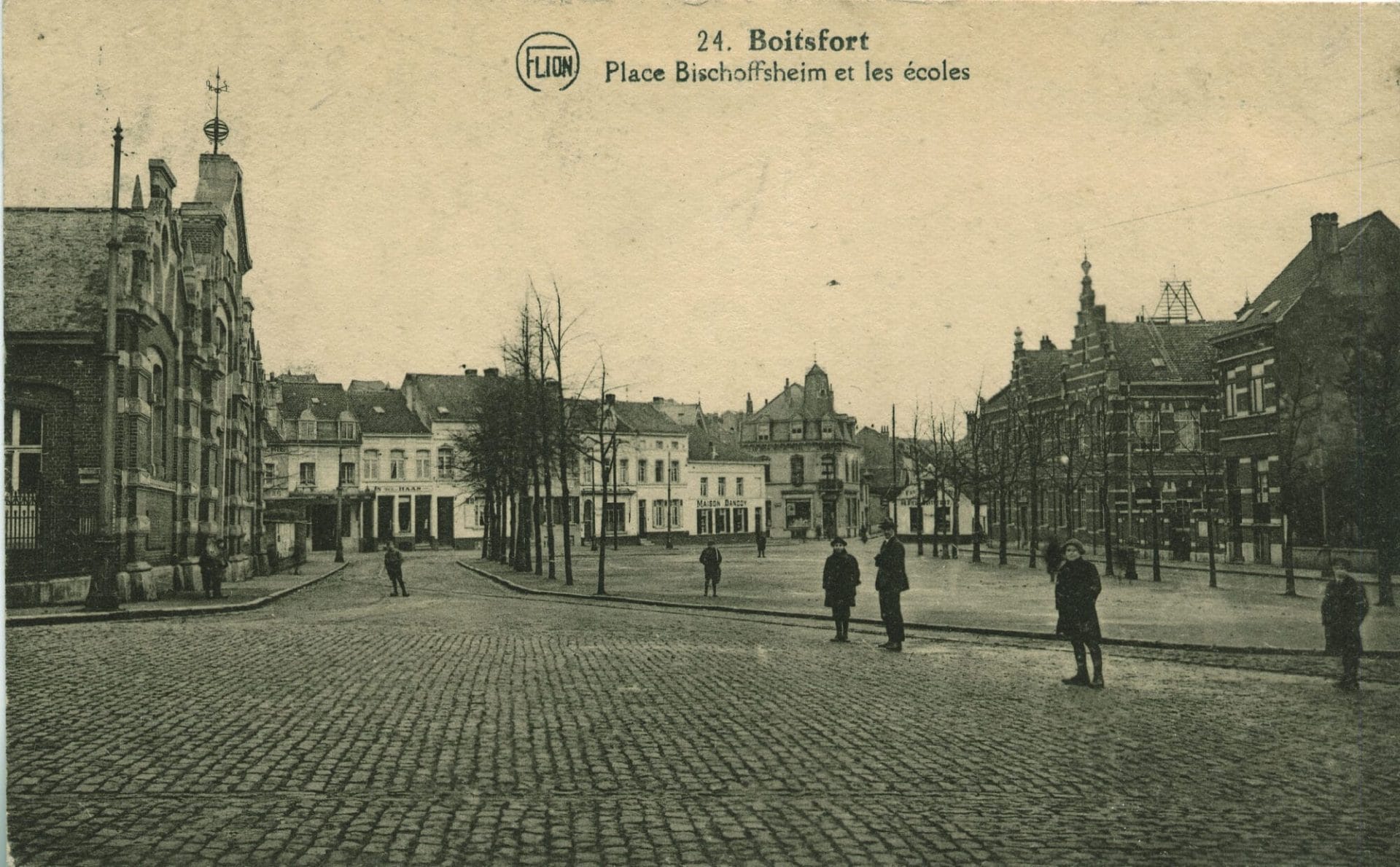 La place A. Payfa ex-Bischoffsheim avec à droite, l'école des garçons, et à gauche, l'école des filles (démolie vers 1958) - CP Ed. Flion  Nanson, vers 1920