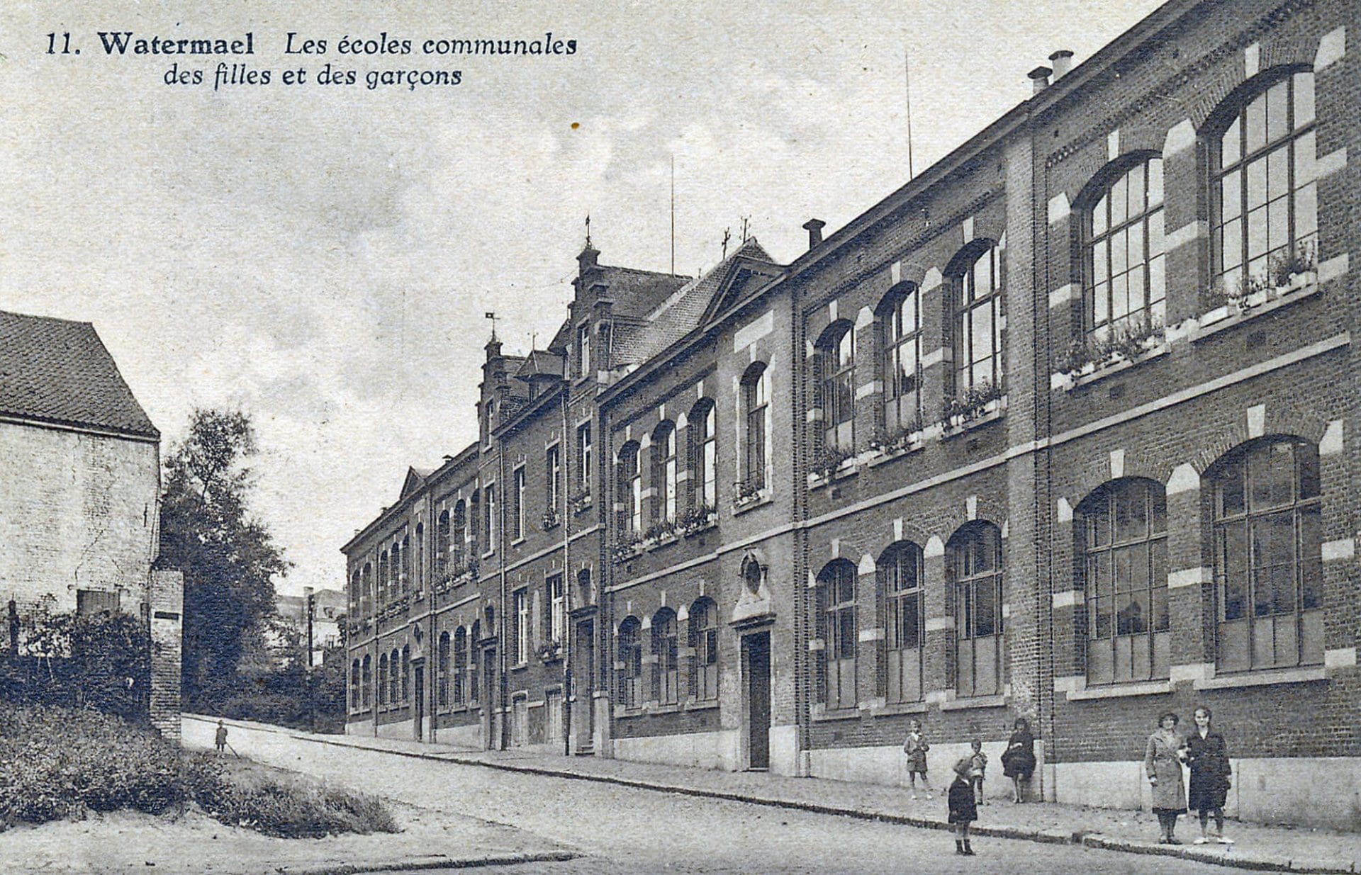 Les écoles communales des filles et des garçons construites à la rue du Gruyer - CP, vers 1910