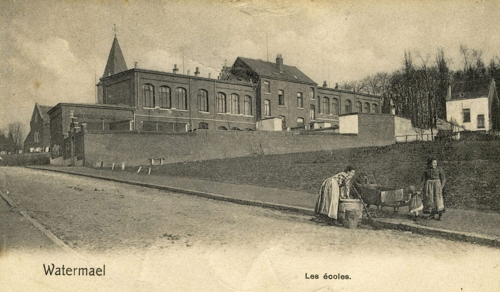 Les écoles communales de Watermael vues depuis la rue des Cèdres. Les gymnases n'existent pas encore - CP Ed. Nels, vers 1900