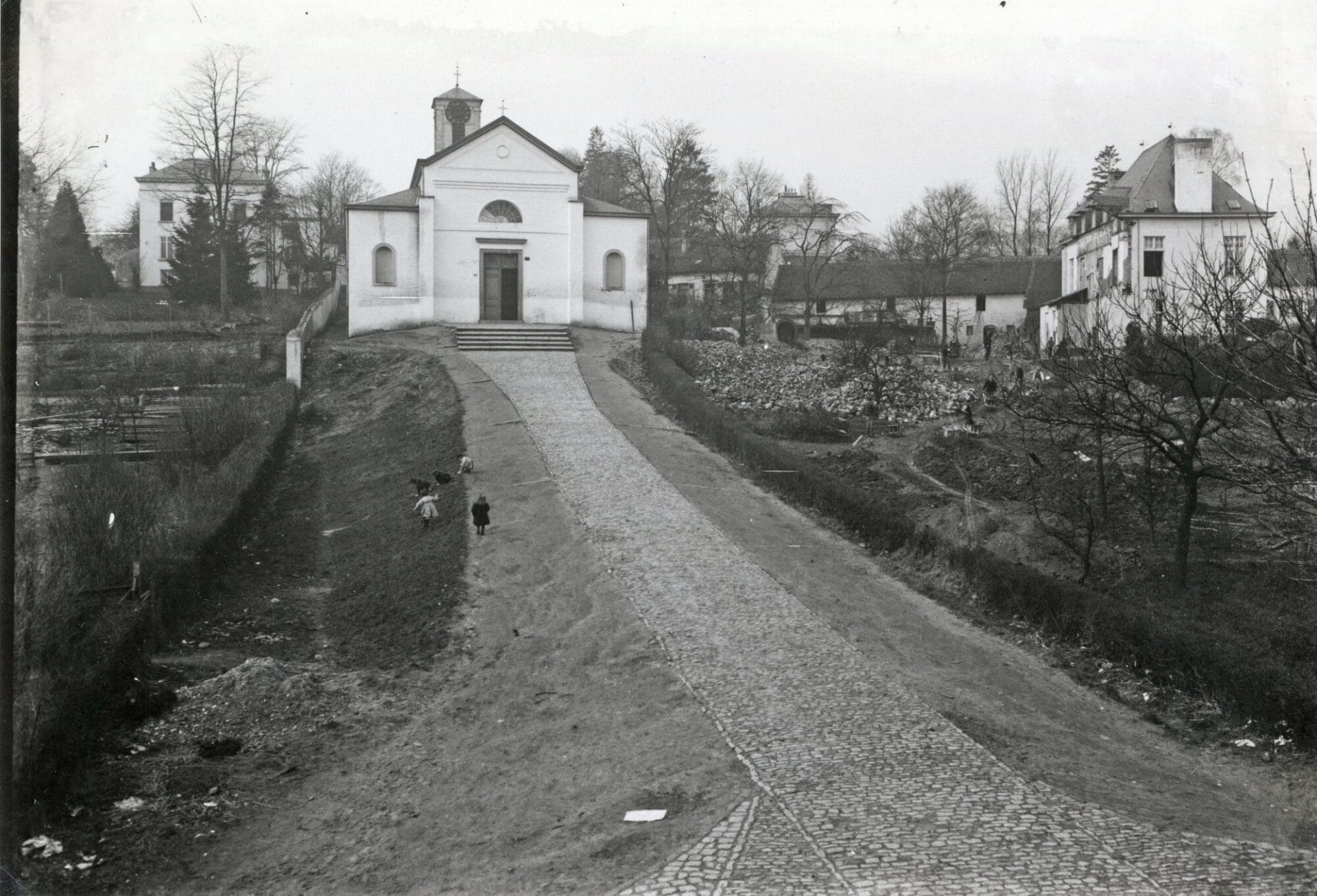 L'église Saint-Hubert dite Sainte-Philomène avec, à gauche, la villa Bloemenberg et, à droite, la Maison Haute - Photographie, vers 1900. 
