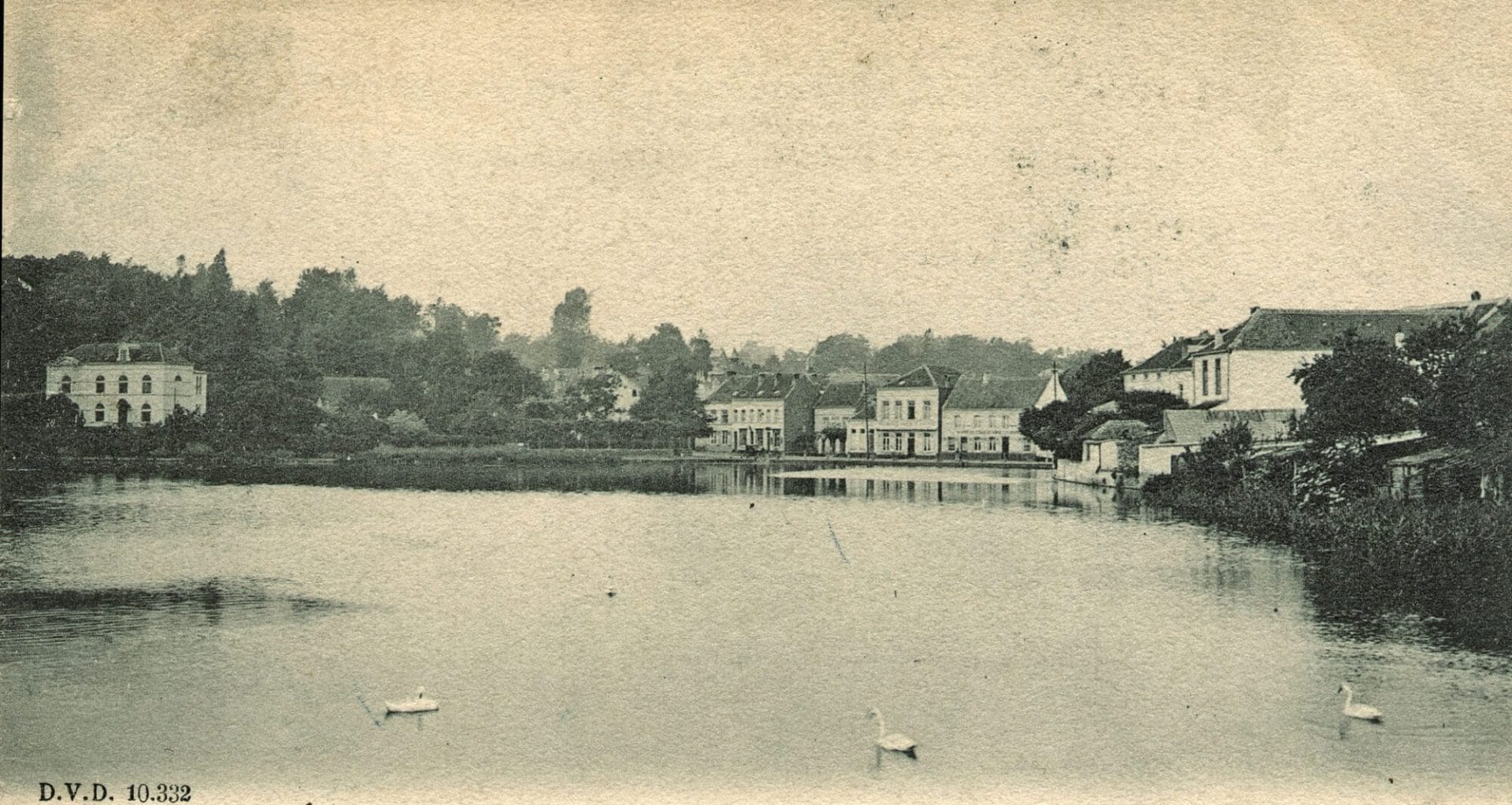L'étang de Boitsfort. Dans le fond, la chaussée de La Hulpe et les hôtels - Carte postale Ed. Dero, vers 1900-04