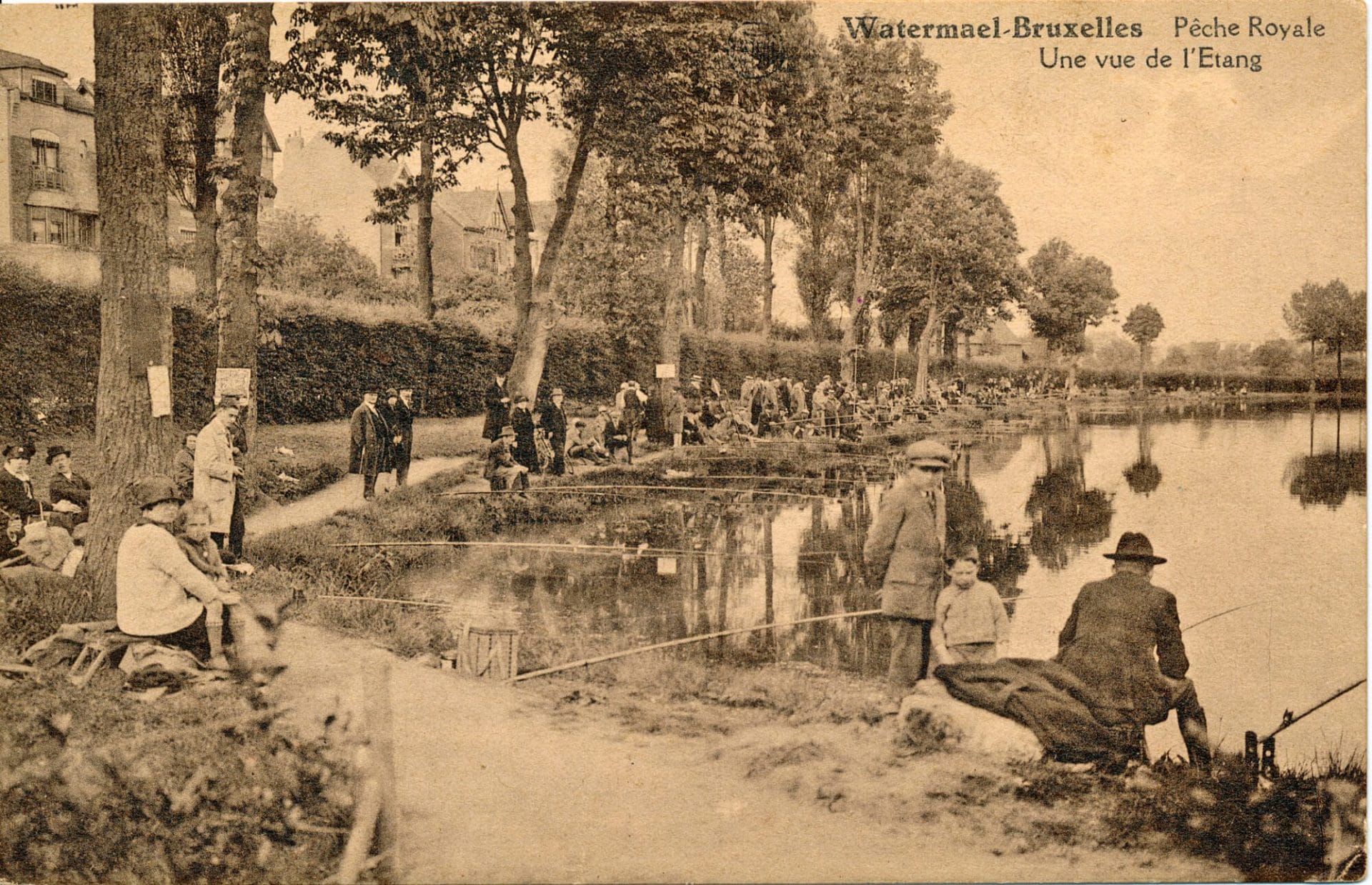 L'étang des Pêcheries royales a été créé autour de 1900. Les pêcheurs y affluent; - Carte postale, vers 1920-25. 