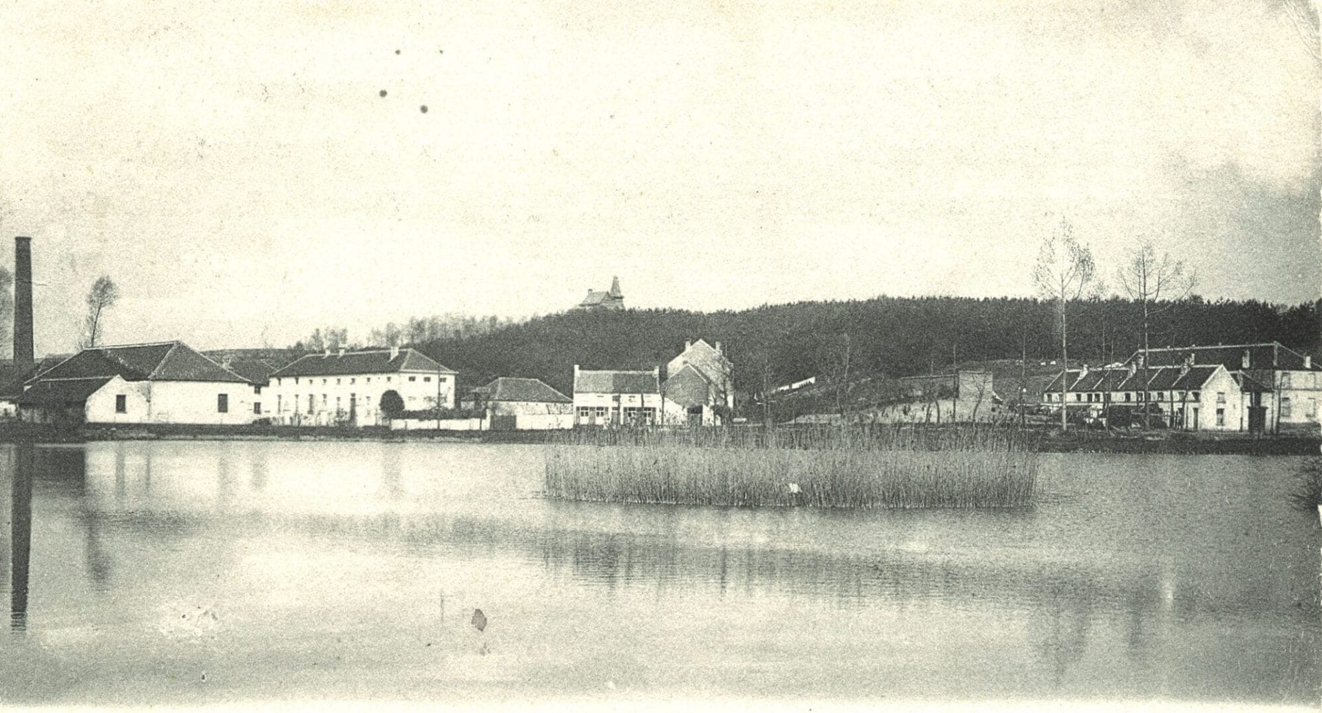 Au quartier Tenreuken, l'étang de la distillerie qui deviendra l'étang de la Royale Belge - Carte postale Ed. Dero, vers 1900-05.